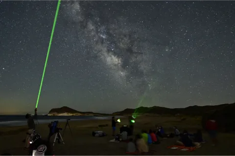 Cavalleria: Observación de estrellas en la playa con telescopio