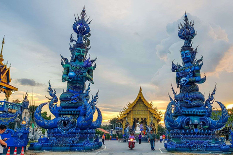 Från Chiang Mai: Dagsutflykt till Chiang Rais tempelFrån Chiang Mai: Chiang Rais livfulla rundtur bland templen