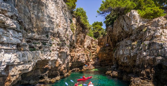 Pula: Kajak-Abenteuer mit Höhlen- und Insel-Schnorcheln