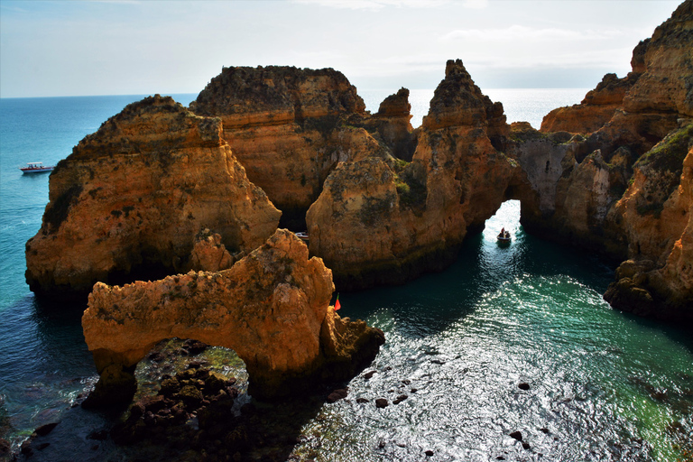 Lagos: Rejs wycieczkowy Ponta da Piedade z lokalnymi przewodnikamiLagos: Odwiedź Ponta da Piedade na małej rodzinnej łodzi