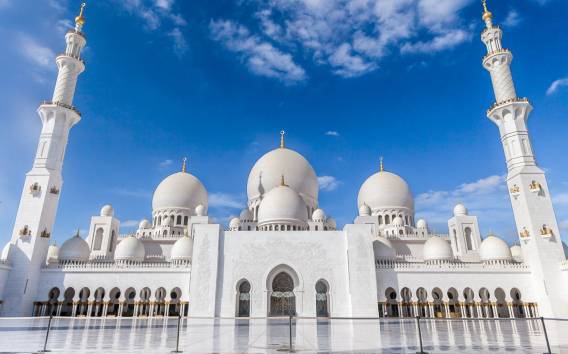 Von Dubai aus: Besuch der Sheikh Zayed Moschee und des Louvre Museums