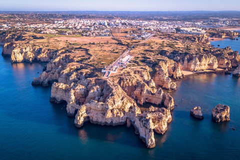 Lagos: Rejs wycieczkowy Ponta da Piedade z lokalnymi przewodnikamiLagos: Odwiedź Ponta da Piedade na małej rodzinnej łodzi