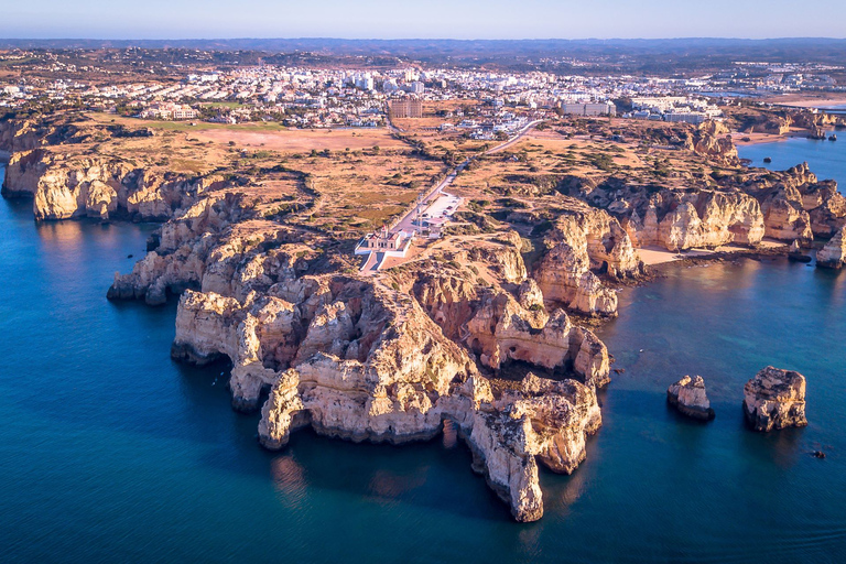 Lagos: Rejs wycieczkowy Ponta da Piedade z lokalnymi przewodnikamiLagos: Odwiedź Ponta da Piedade na małej rodzinnej łodzi