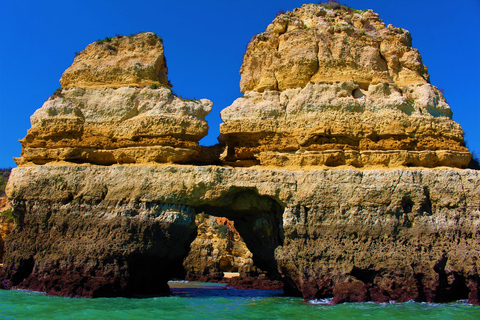 Lagos: Rejs wycieczkowy Ponta da Piedade z lokalnymi przewodnikamiLagos: Odwiedź Ponta da Piedade na małej rodzinnej łodzi