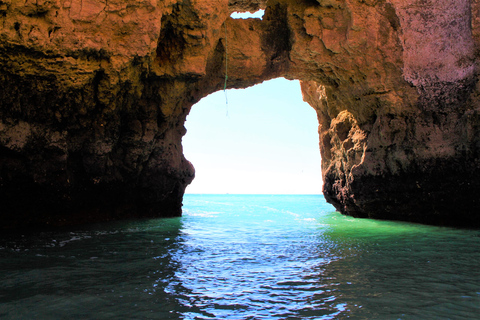 Lagos: Rejs wycieczkowy Ponta da Piedade z lokalnymi przewodnikamiLagos: Odwiedź Ponta da Piedade na małej rodzinnej łodzi