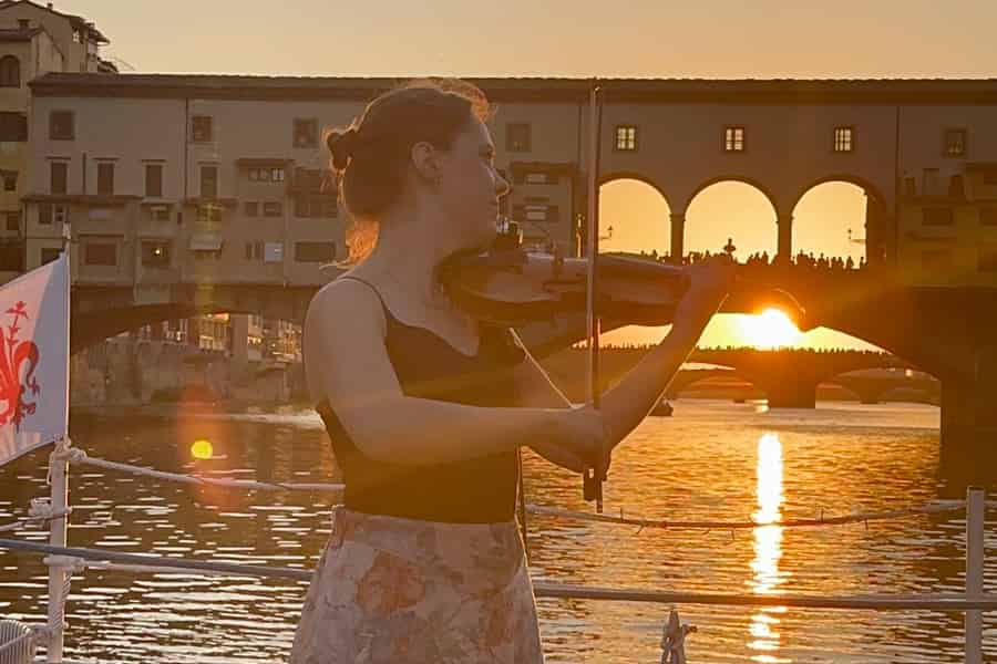 Florenz: Bootsfahrt auf dem Arno bei Sonnenuntergang mit Live-Konzert