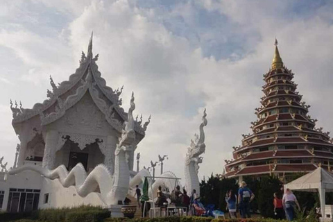 Från Chiang Mai: Dagsutflykt till Chiang Rais tempelFrån Chiang Mai: Chiang Rais livfulla rundtur bland templen