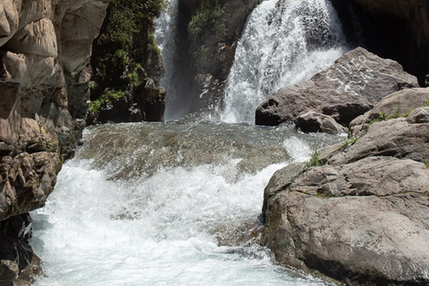 Montagnes de l'Atlas : Vallées berbères, chutes d'eau et randonnées à dos de chameau