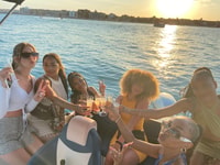 Coucher de soleil sur un bateau avec cava inclus - Hizvo