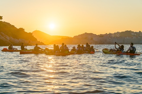 Paseo en kayak de mar por Dubrovnik al atardecer con aperitivo y vino