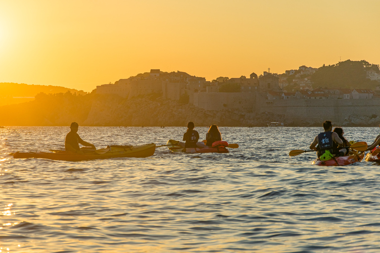 Paseo en kayak de mar por Dubrovnik al atardecer con aperitivo y vino