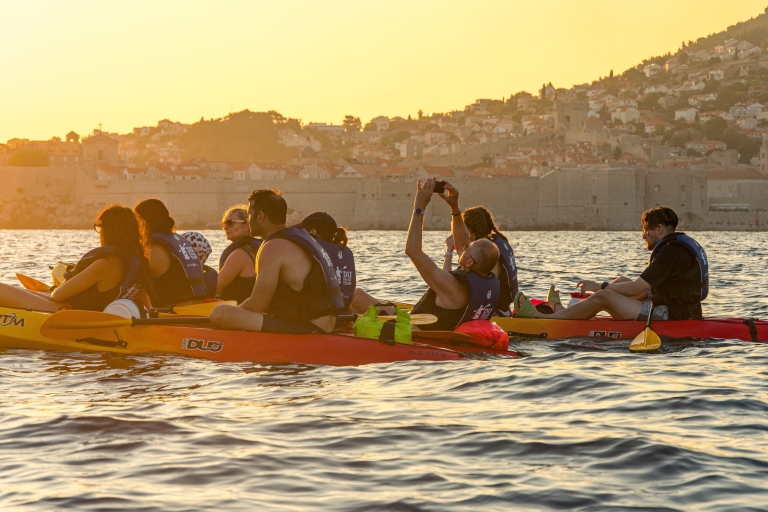 Paseo en kayak de mar por Dubrovnik al atardecer con aperitivo y vino