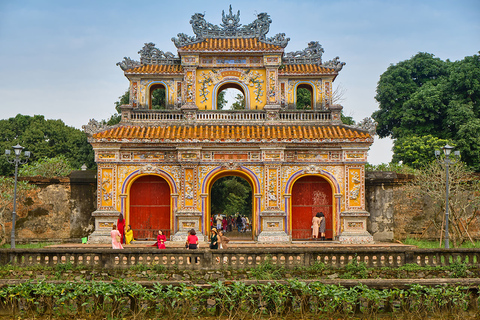 Tour privato di Hue: Tombe reali, cittadella, pagoda Thien Mu