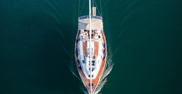 Milos: Private 6.5-Hour Morning Kleftiko & Sykia Cave Cruise