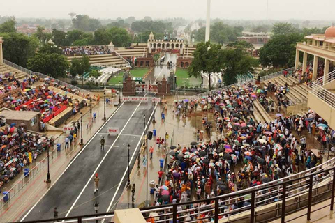 Da Delhi: tour di 2 giorni del tempio d&#039;oro di Amritsar e del confine di WagahCompreso con il treno super veloce