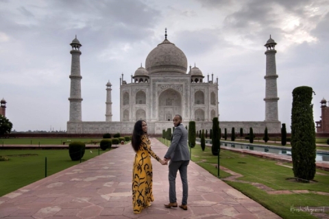 Van Agra: Taj Mahal Moon Light TourTour met alleen auto en gids.
