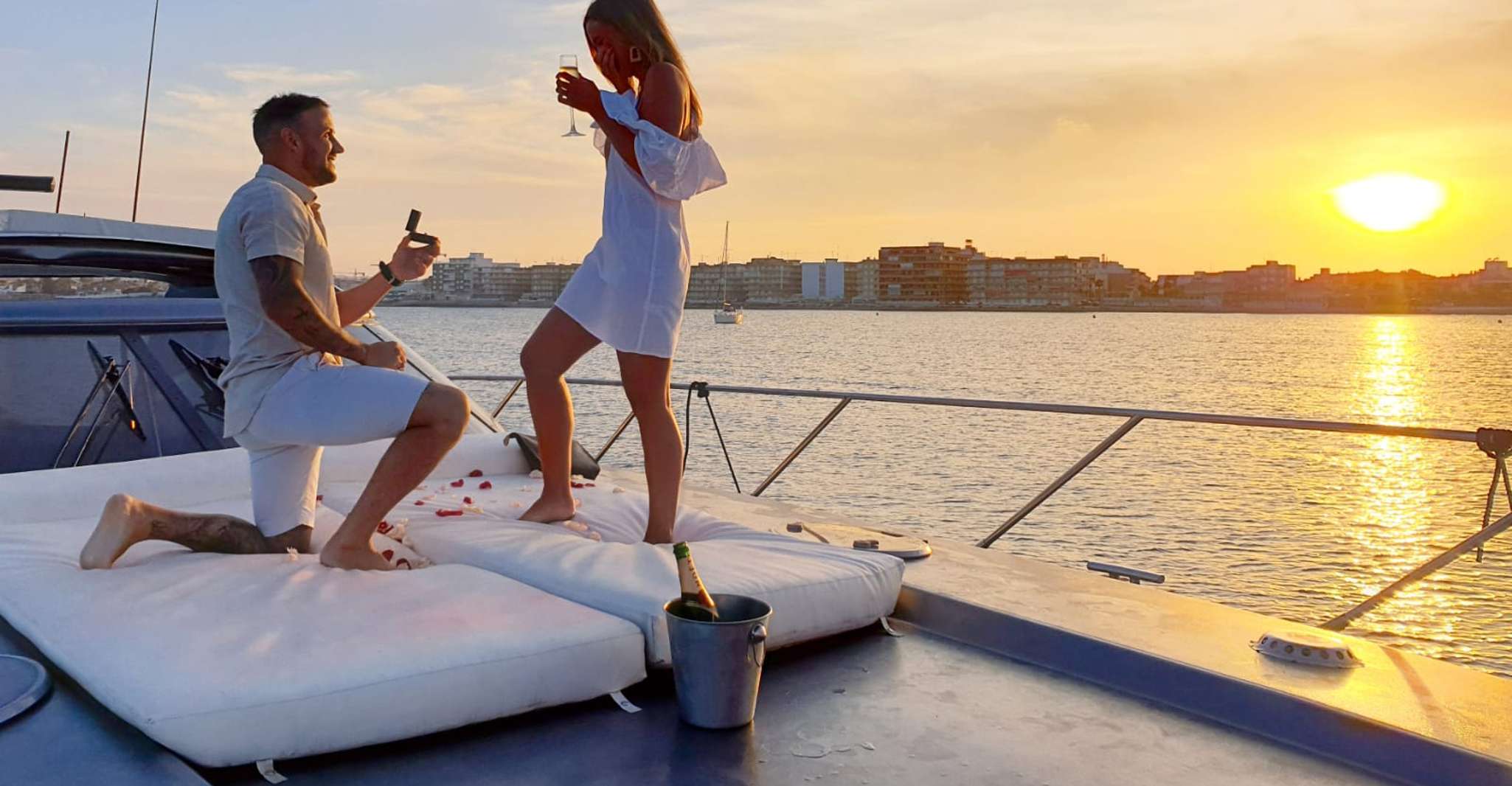 Puesta del sol en un barco con cava incluido - Hizvo