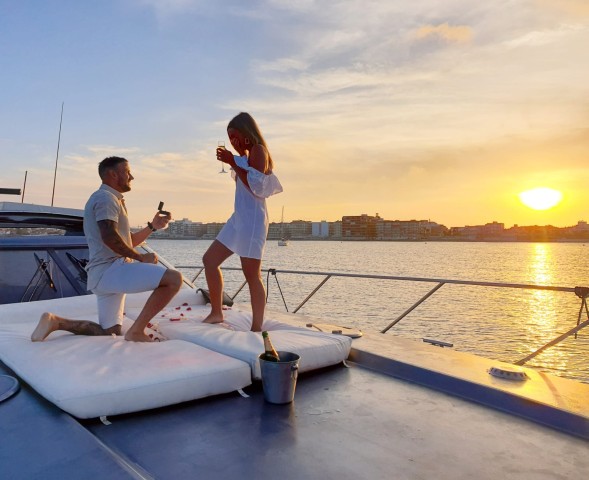 Visit Sunset on a boat with cava included in Zenia Beach