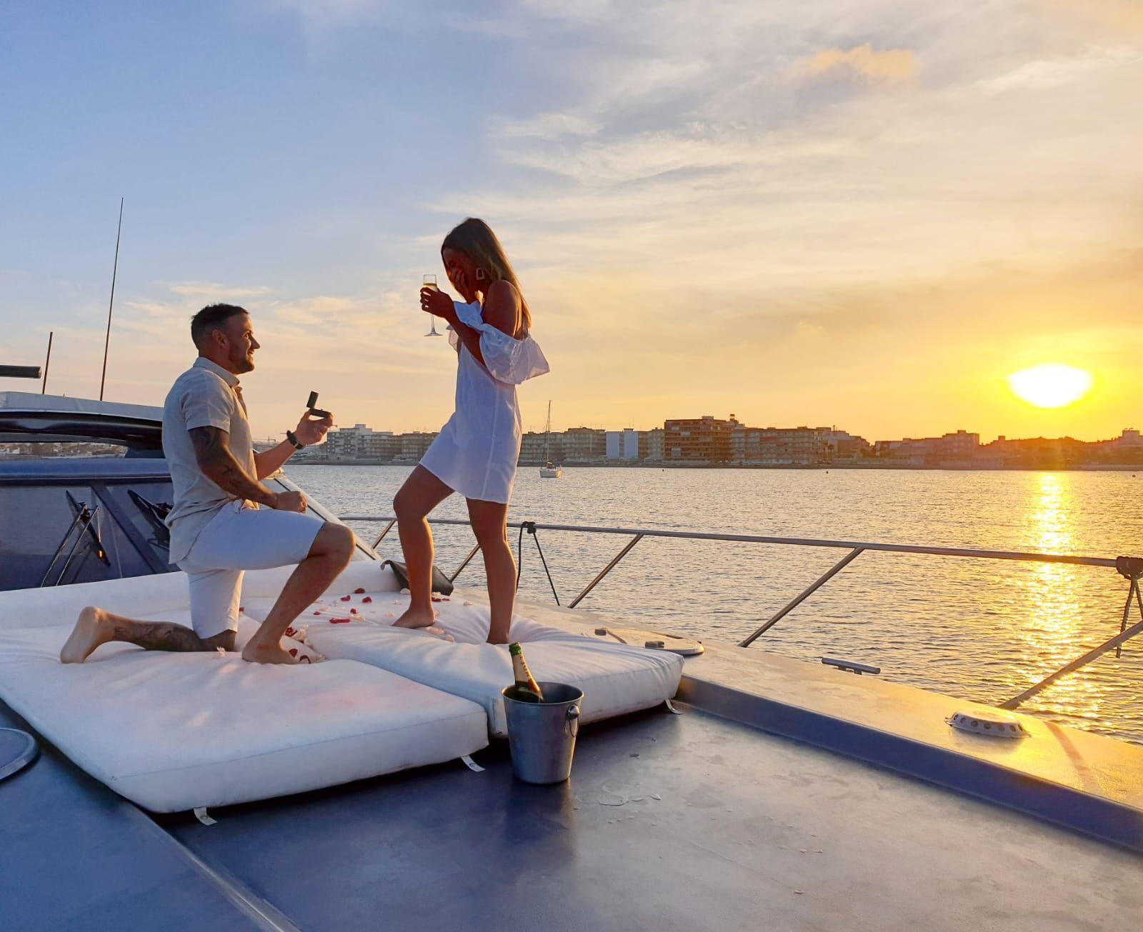Sonnenuntergang auf einem Boot mit Cava inklusive