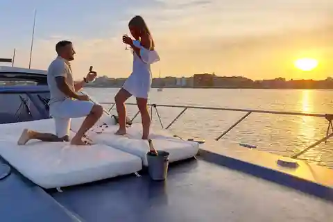 Pôr do sol em um barco com cava incluído