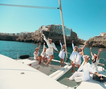 Polignano: crociera in catamarano con aperitivo e cibo