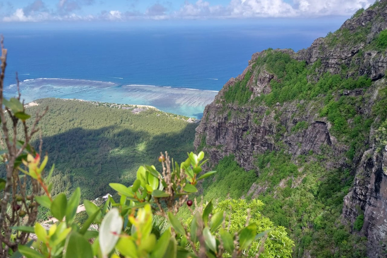 Mauritius: Le Morne Brabant Wanderung bei Sonnenuntergang und Sundowner AperoExklusive Sonnenuntergangswanderung Le Morne Mountain + Apero