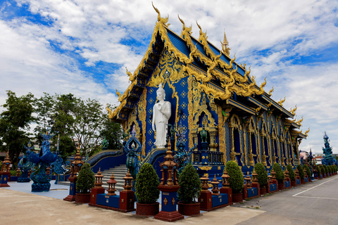 Från Chiang Mai: Dagsutflykt till Chiang Rais tempelFrån Chiang Mai: Chiang Rais livfulla rundtur bland templen