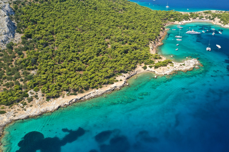 Atene: Crociera a nuoto con pranzo, vino e DJ a bordo