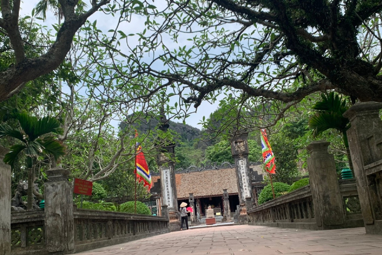 Hanoi: excursión de un día a Hoa Lu, Trang An Boat Ride y Hang Mua