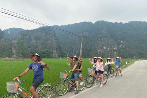 Hanoi: Hoa Lu, Trang An-boottocht & Hang Mua-wandeldagtrip