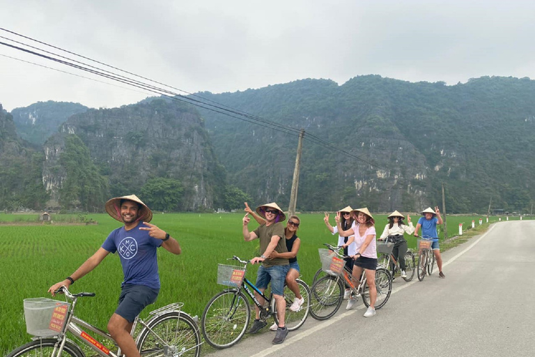 Hanoi: Hoa Lu, Trang An-boottocht & Hang Mua-wandeldagtrip