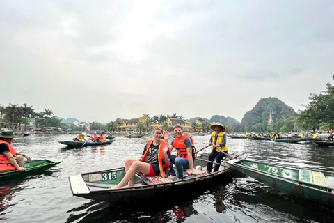 Hanoi: Hoa Lu, Trang An-boottocht & Hang Mua-wandeldagtrip