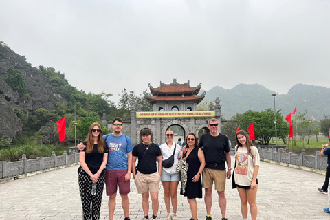 Hanoi: excursión de un día a Hoa Lu, Trang An Boat Ride y Hang Mua