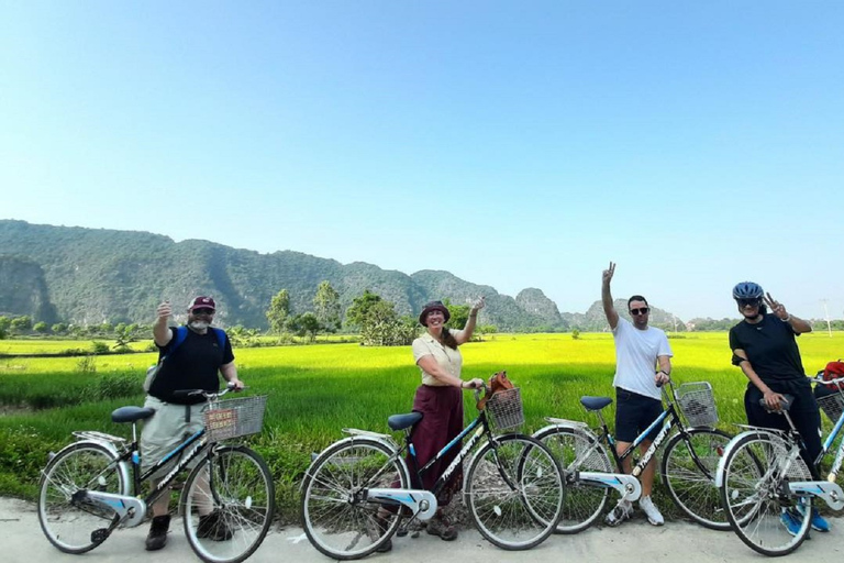 Hanoi: Hoa Lu, Trang An-boottocht & Hang Mua-wandeldagtrip