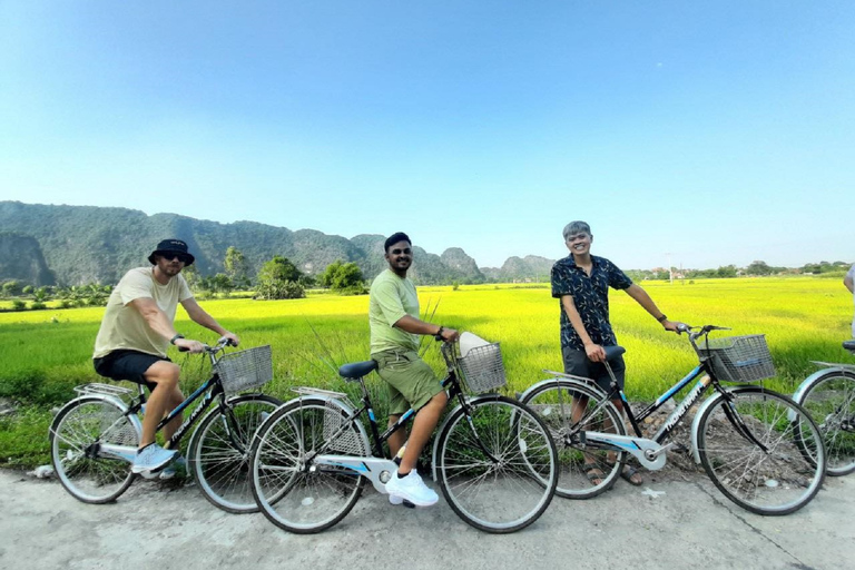 Hanoi: excursión de un día a Hoa Lu, Trang An Boat Ride y Hang Mua