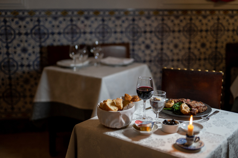 Tournée de fado à Lisbonne - Spectacle en direct avec dîner portugaisExpérience du fado