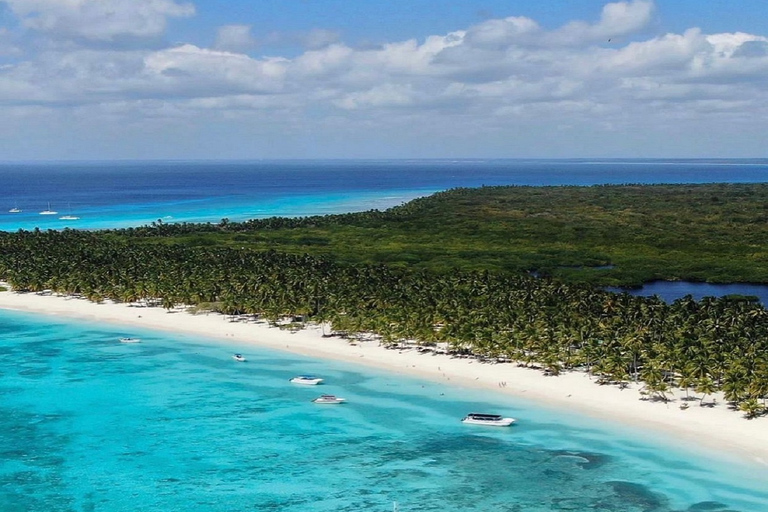 Visite de l'île de Saona en bateau à moteur et en catamaran (formule tout compris)