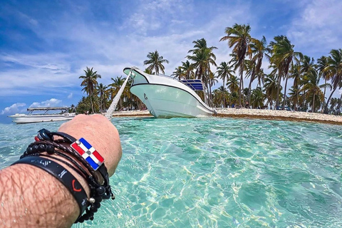 Visite de l'île de Saona en bateau à moteur et en catamaran (formule tout compris)