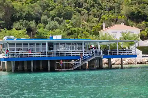 Sesimbra: Passeio de barco com almoço no Portinho da Arrábida