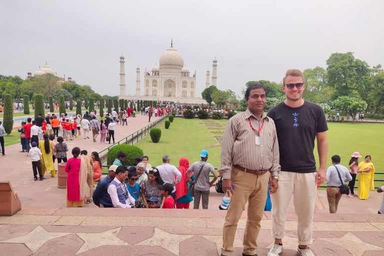 Verken Sunrise Taj Mahal en Agra Tour met de autoSunrise Tour vanuit Delhi - auto, gids, tickets en ontbijt