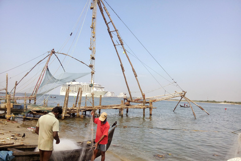 Fuerte Kochi y Ciudad Judía a pie, en tuk tuk y autobús públicoGrupo de hasta 6 Fort Kochi y Jewish Town en Tuk tuk, Autobús público