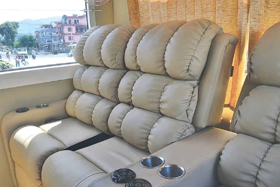 Kathmandu nach Pokhara: Luxuriöser Sofa-Bus-Transfer. Foto: GetYourGuide