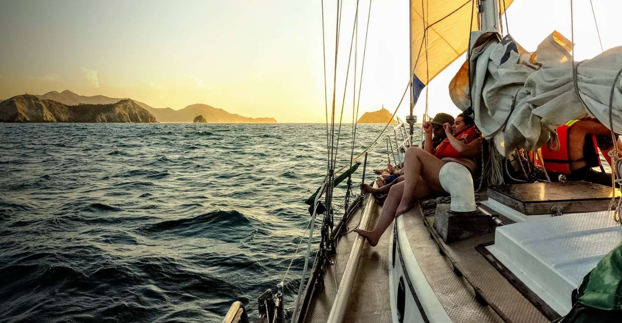 Santa Marta Bay, Sunnset on a sail boat - Housity