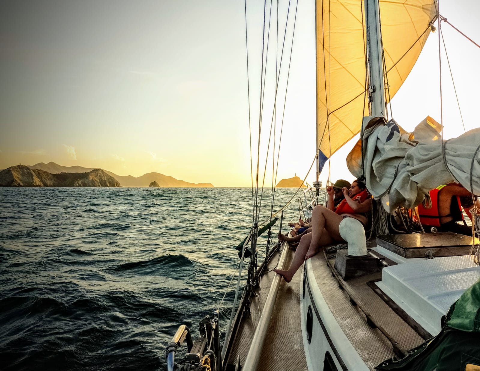 Die Bucht von Santa Marta: Sonnenuntergang auf einem Segelboot