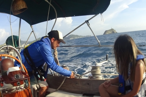 Die Bucht von Santa Marta: Sonnenuntergang auf einem Segelboot