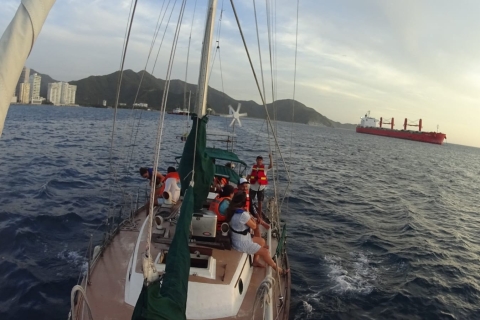 Baai van Santa Marta: zonsondergang op een zeilboot