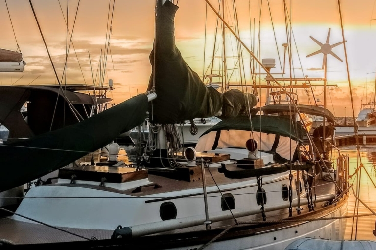Baai van Santa Marta: zonsondergang op een zeilboot