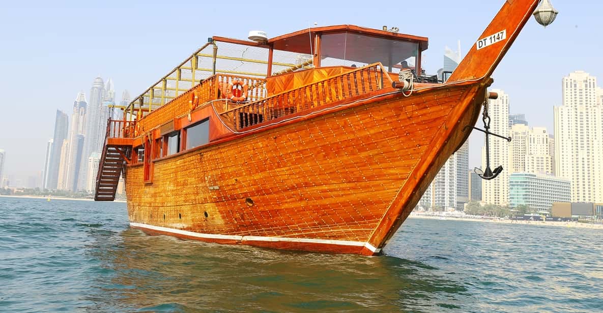 Rejs kolacyjny tradycyjną drewnianą łodzią dhow z przystani w Dubaju