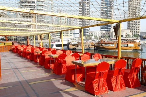 Traditionelle Dhau-Dinner-Kreuzfahrt im Hafen von Dubai