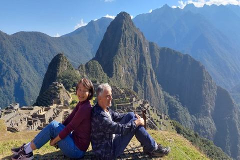 Machu picchu avec la vallée sagradovallée sacrée et machu picchu